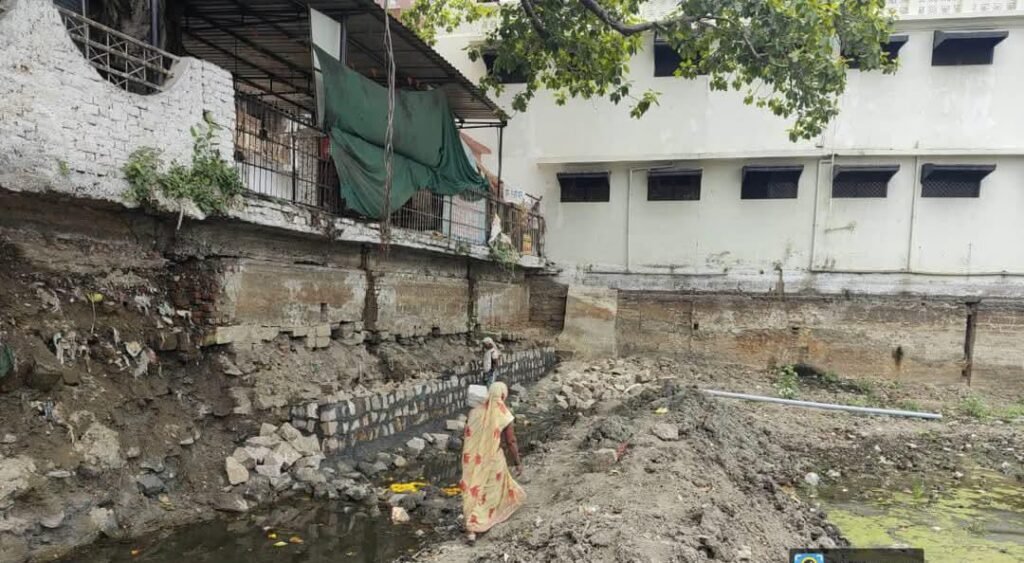 20 साल से तालाब में जमी सिल्ट बनी सिरदर्द