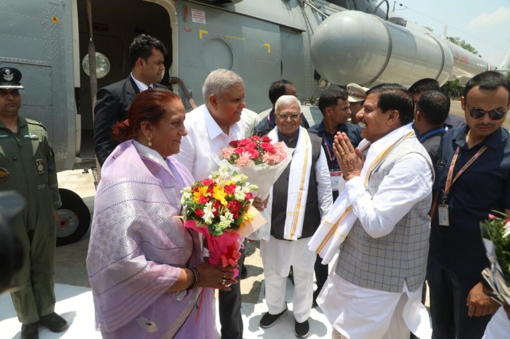 उप राष्ट्रपति का राज्यपाल व मुख्यमंत्री ने नरसिंहपुर हैलीपेड पर किया आत्मीय स्वागत