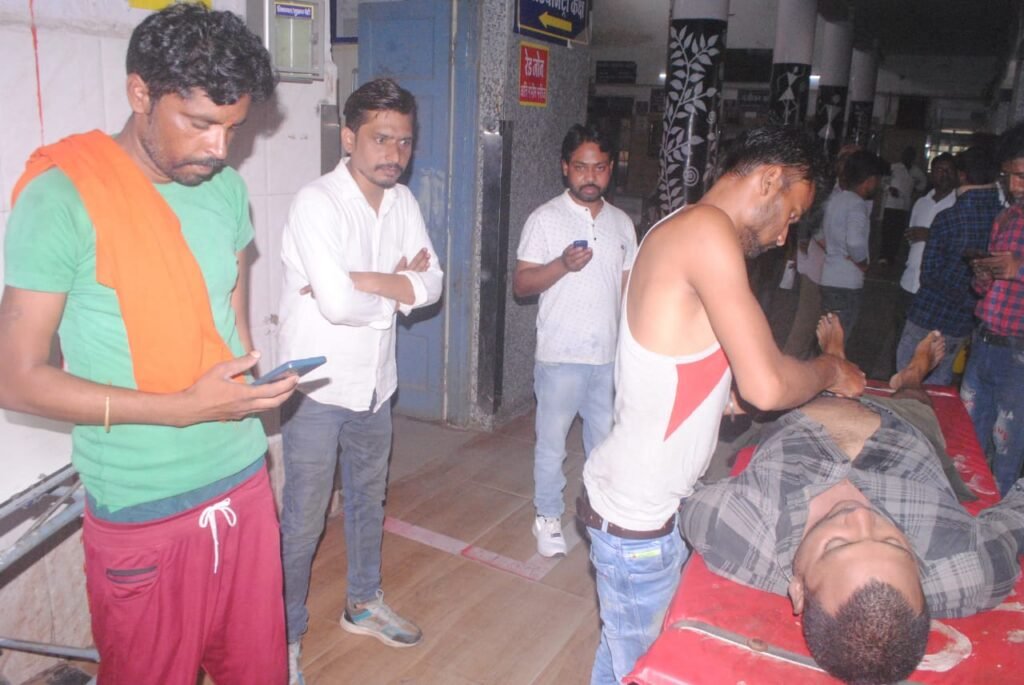 NH 30 पर ट्रक की टक्कर से बोलेरो सवार 8 यात्री घायल