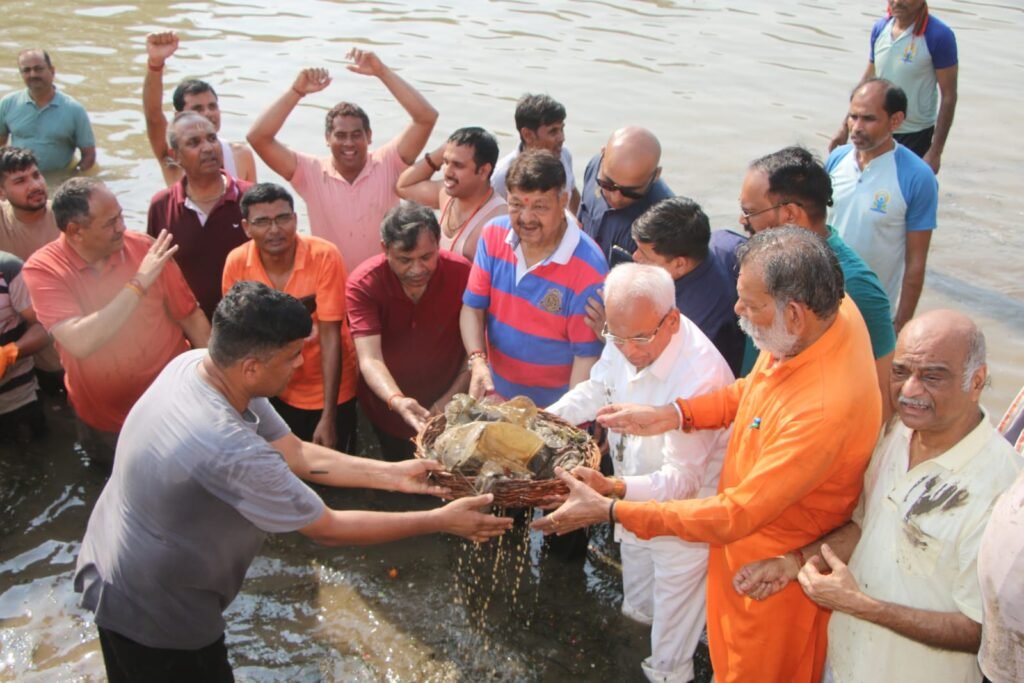 मंदाकिनी की स्वच्छता का सफाई अभियान, मंत्री विजयवर्गीय ने की भागीदारी