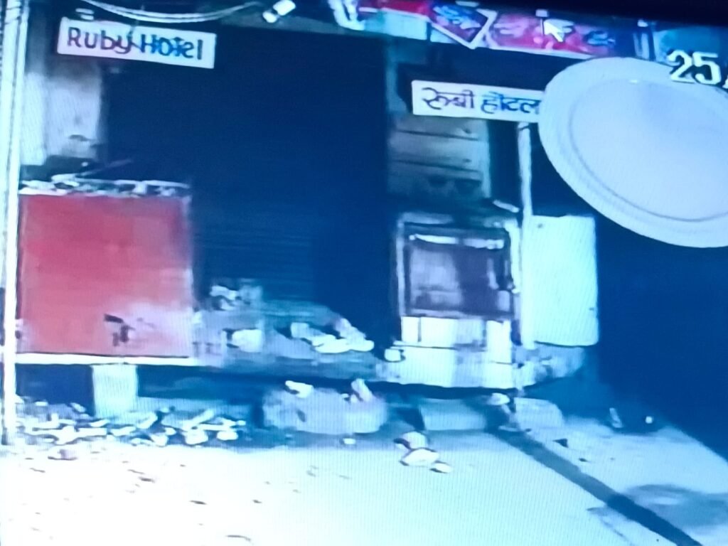 आधा दर्जन बदमाशों ने पत्थरों से की रूबी होटल की तोड़फोड़