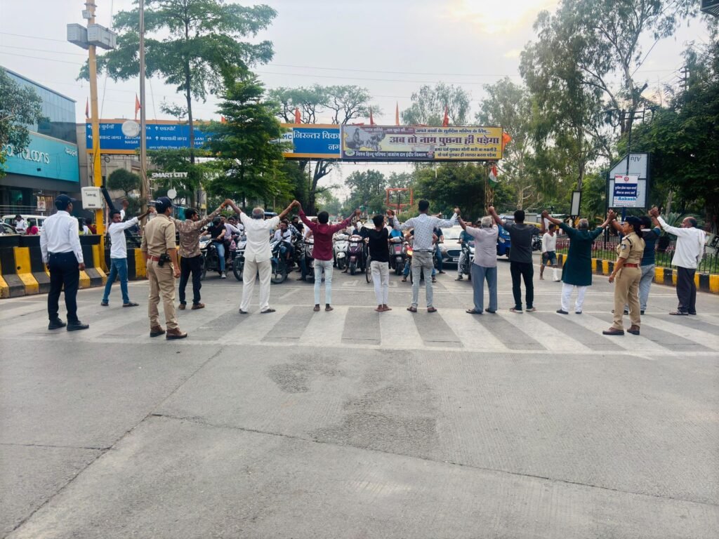 ऑटो चालक बने ट्रैफिक मित्र, जनता को दिया नियमों का संदेश