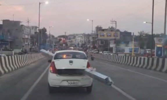 मौत लेकर तेज रफ्तार से गुजरी कार, जान बचाकर दूरी बनाते  नजर आए राहगीर