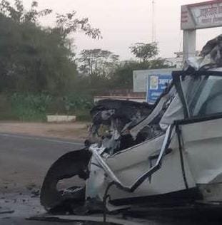 हाइवे पर सेमरपुरा गांव मोड़ के पास कार कैंटर की भिड़ंत में युवक घायल