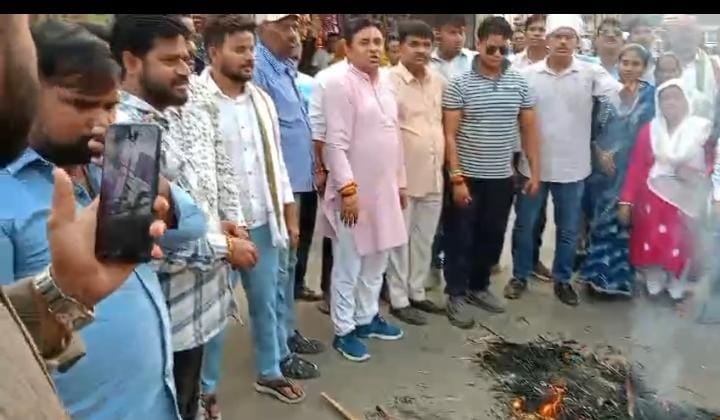 क्षत्रियों पर आपत्तिजनक टिप्पणी, पूर्व मंत्री का पुतला दहन