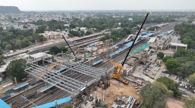 बेल्ट टूटी, ओएचई पर गिरी; 2.30 घंटे रुकी ट्रेन सेवाएं