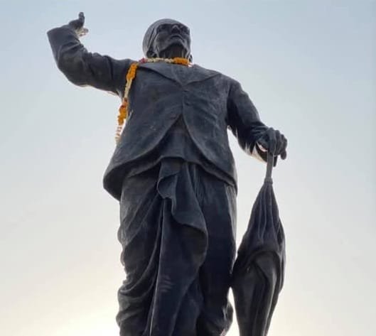 सावरकर जयंती पर उनकी प्रतिमा के प्रति उपेक्षापूर्ण व्यवहार से हिंदू महासभा आगबबूला