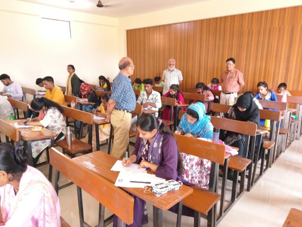 परीक्षा केंद्रों पर अचानक पहुंचे कुलगुरु