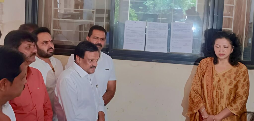 कांग्रेस का पुलिस पर जमीन प्रकरण में पक्षपात का आरोप, कमिश्नर ऑफिस पर चस्पा किया ज्ञापन