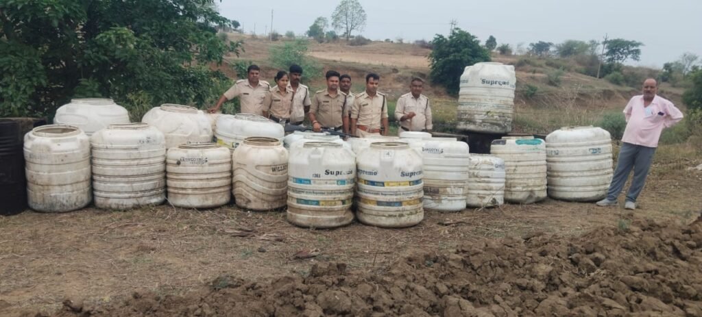 माधौगढ़ में नदी किनारे बनाई जा रहीं थी अवैध शराब, जब्त