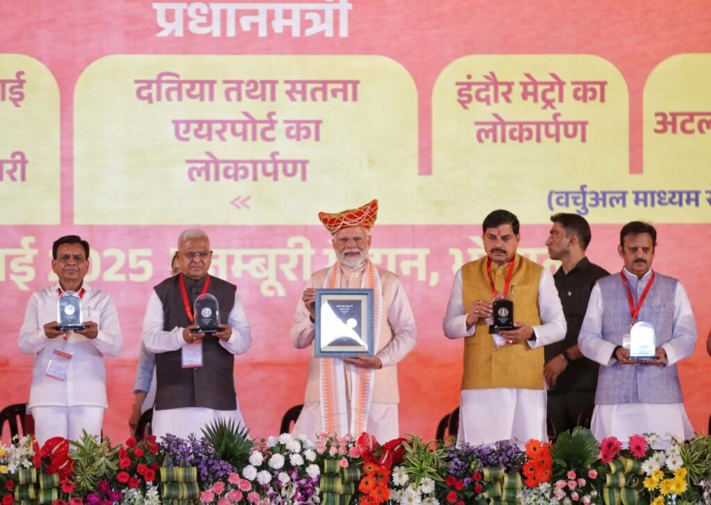 लोकमाता अहिल्याबाई की जयंती पर पीएम मोदी ने जारी किया विशेष सिक्का और डाक टिकट