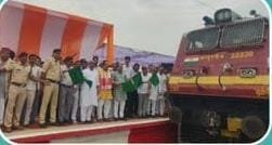 ओरछा स्टेशन पर कई ट्रेनों का ठहराव शुरू, केंद्रीय मंत्री ने दिखाई हरी झंडी