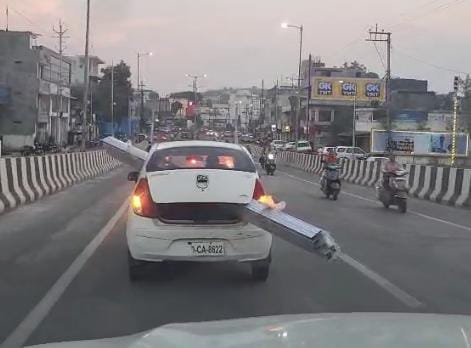 कार में पाइप लाद राहगीरों की जान खतरे में डाली, एफ आई आर दर्ज