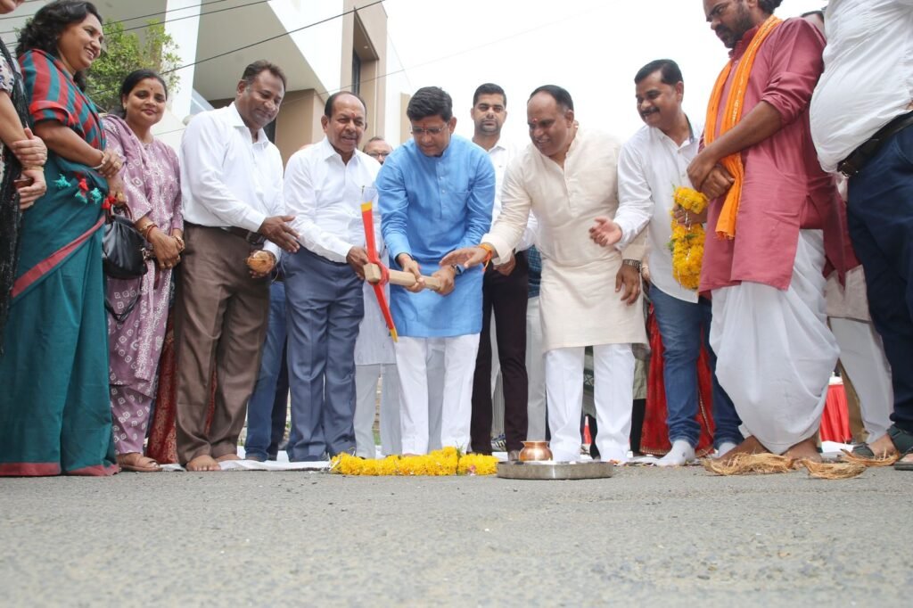 गोपुर चौराहे पर सर्विस रोड का निर्माण शुरू