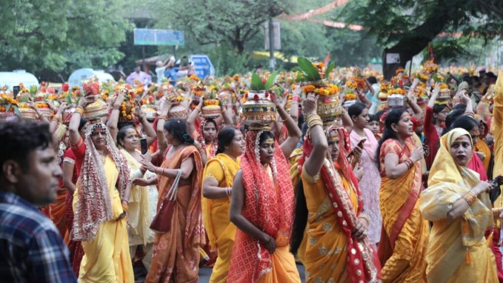 जगद्गुरु की अगुवाई में निकली कलश यात्रा