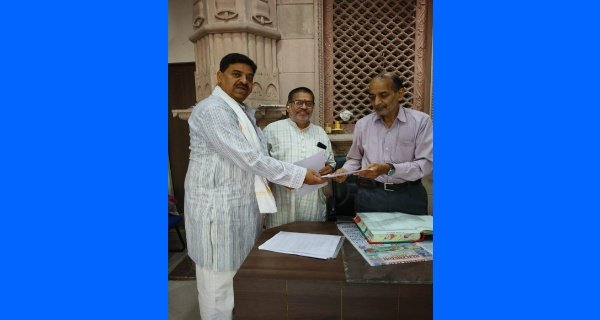 कमिश्नर एवं कलेक्टर को ज्ञापन अचल लोक बने