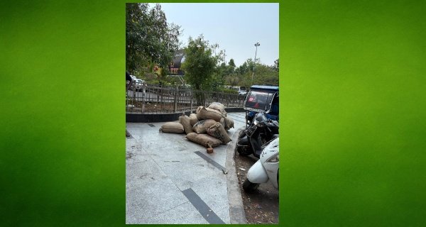 जहां-तहां पड़े पार्सल, उठाने वाला कोई नहीं