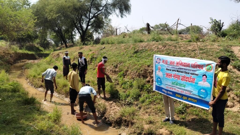 बरसाती नदी के संरक्षण के लिए श्रमदान