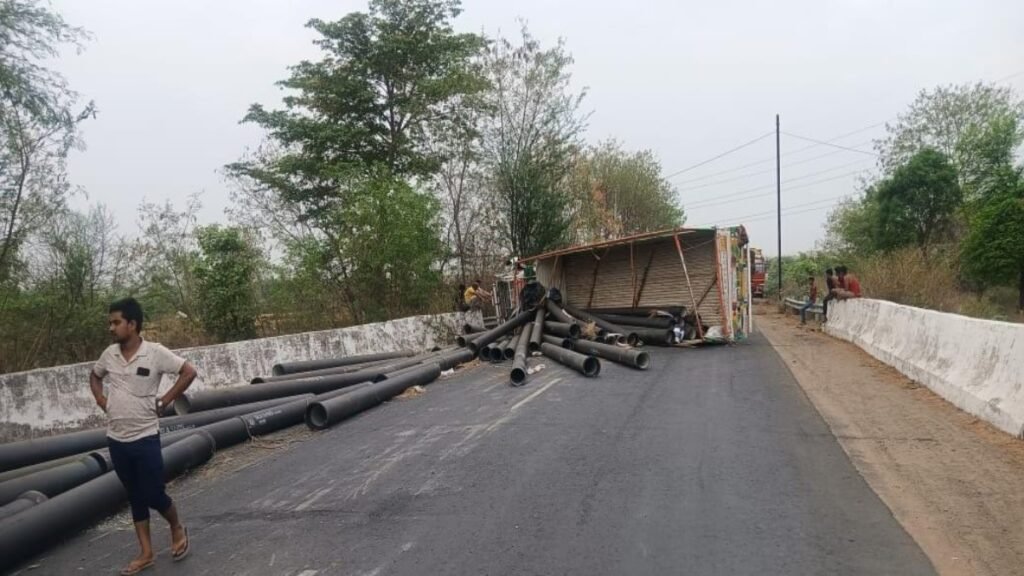 बाईपास पर पाइप से भरा ट्रक पलटा, कई KM लंबा जाम