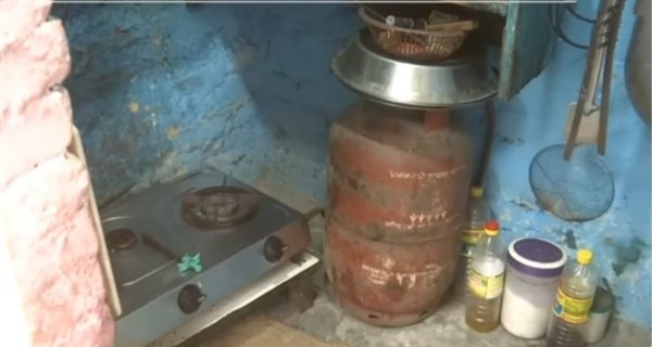 सिलेंडर की बढ़ती कीमतों ने लोगों की परेशानी बढ़ाई