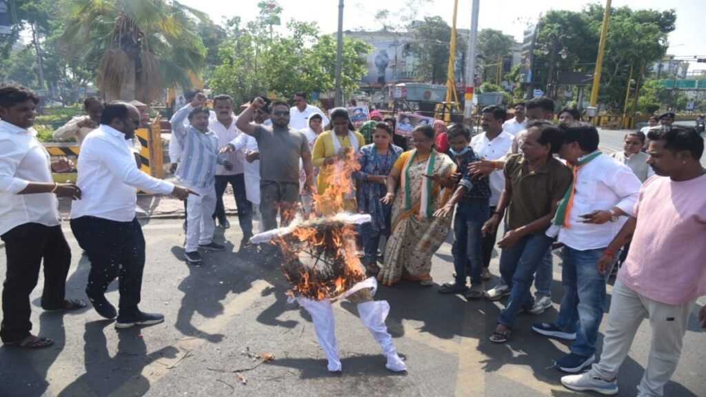 मंत्री विजय शाह की टिप्पणी के खिलाफ महिला कांग्रेस ने जलाया पुतला