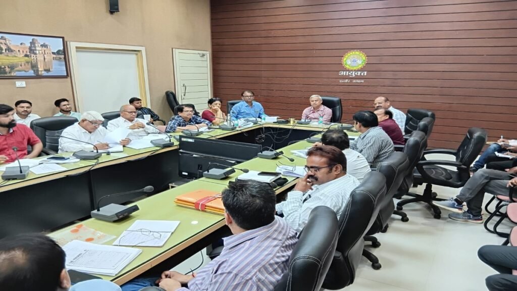 कार्य में लापरवाही करें तो शोकाज नोटिस दो