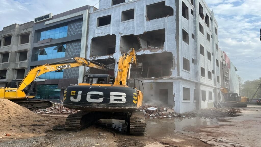 बुलडोजर चला; बिना निगम स्वीकृति के बन रहा था पांच मंजिला भवन