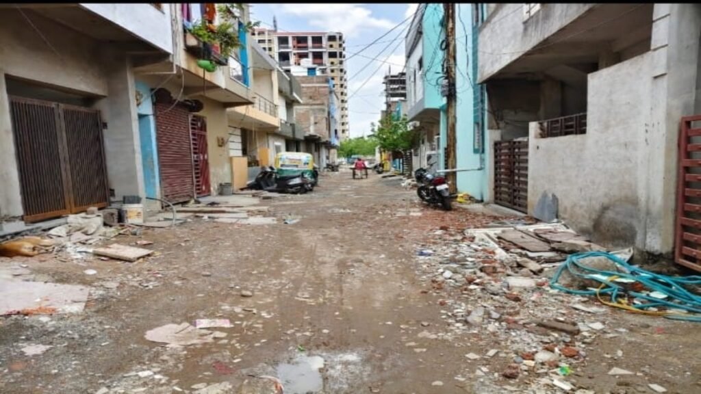 नहरशाह कंपाउंड में पानी के लिए परेशान हो रहे रहवासी