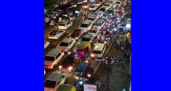 व्ही आई पी मूवमेंट से लगा भीषण जाम