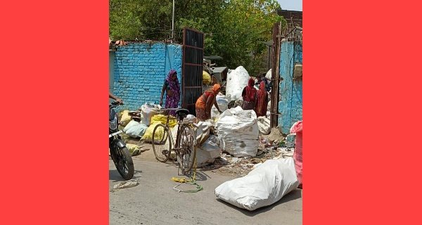 रहवासी इलाके में खुला कबाड़ गोदाम, दे रहा हादसे को आमंत्रण