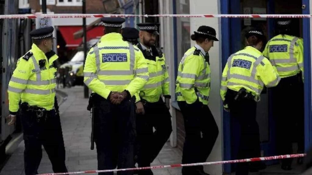 लंदन में घर में आग लगने से चार लोगों की मौत