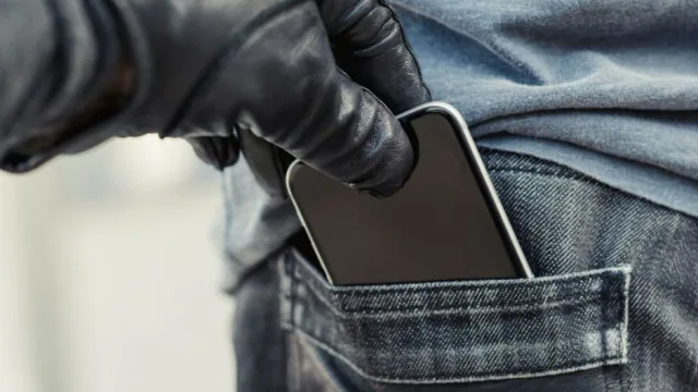 शहर में एक्टिव मोबाइल चोर गैंग: कार सवार से चालाकी से चोरी किया एप्पल मोबाइल