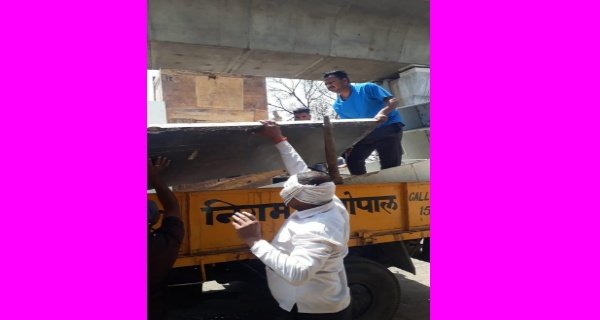 सुभाष नगर ब्रिज के पास डिवाइडर से अतिक्रमण हटा कर फर्नीचर जब्त किया