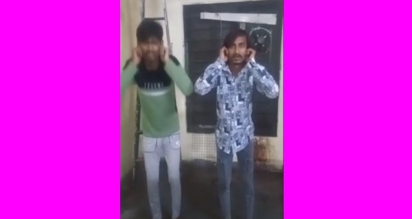 ढोलक की थाप पर चाकू लहराकर कर रहे थे डांस, पुलिस ने पकड़ा