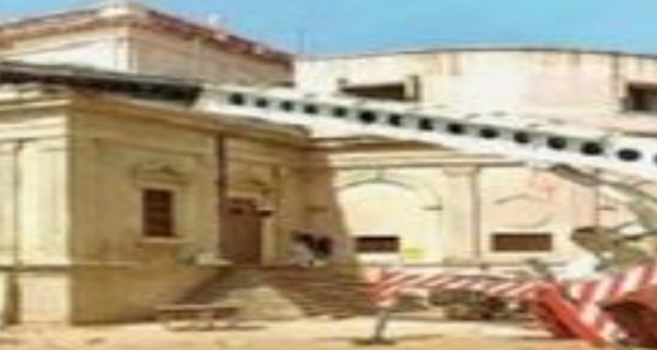 ग्वालियर में बारिश के बाद महाराज बाड़े पर निगम बिल्डिंग की दीवार गिरी