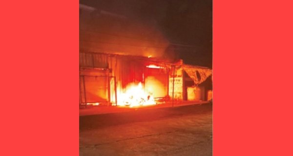 तीन दुकानों में लगी आग, गैरेज में रखी सात गाड़ियां राख