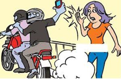 झपट्टा मारकर युवती से लूट