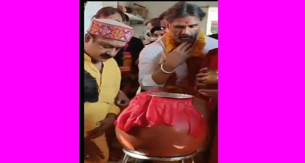 सुनील शेट्टी और सोनू सूद ने पीतांबरा पीठ में की पूजा-अर्चना