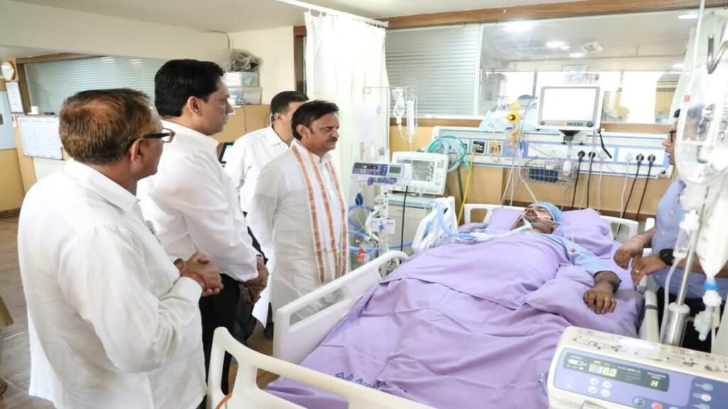 अस्पताल में भर्ती आरक्षक का हाल जानने पहुंचे DY CM