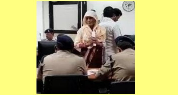 सेना में तैनात तीन बेटों की मां घर से बेघर, बहू ने पुश्तैनी मकान पर किया कब्जा