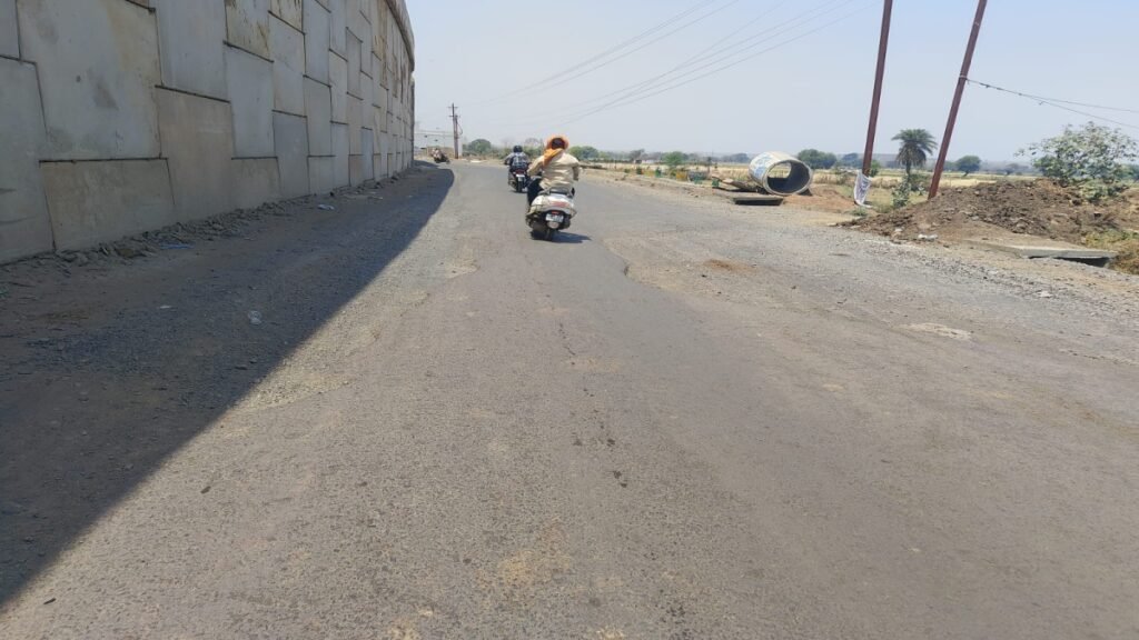 जबलपुर से बरेला रोड उखड़ी, जगह-जगह दिख रहे गड्ढे