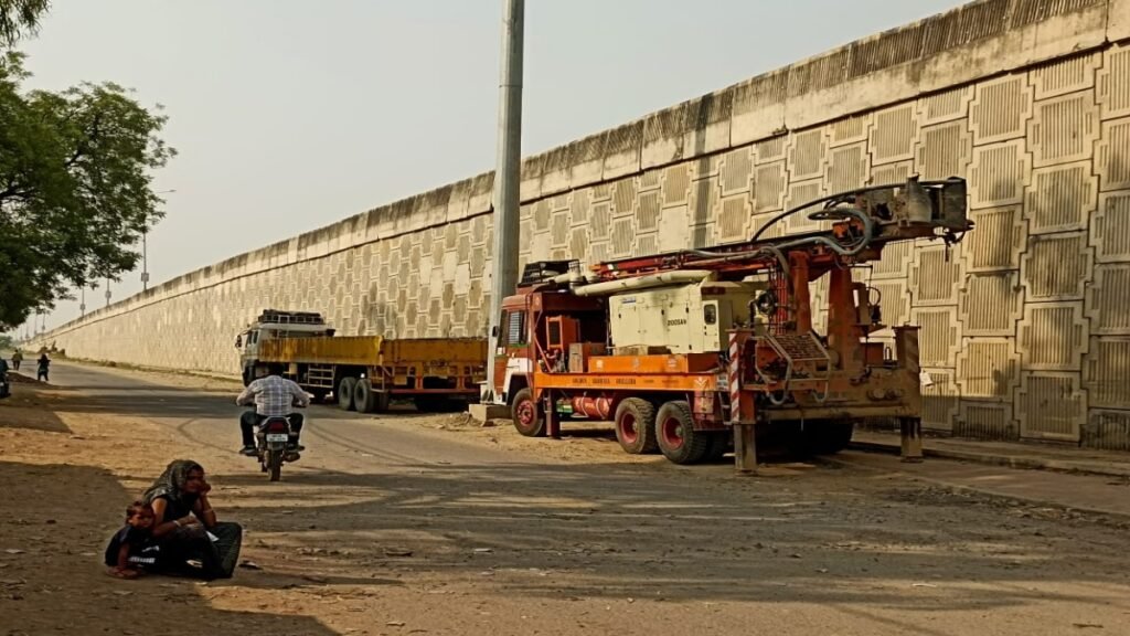 बगैर अनुमति के खेत में बोरिंग कर रही मशीन से हुआ हादसा, एक मजदूर की मौत, एक घायल