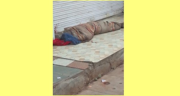 पैथोलॉजी के सामने अज्ञात व्यक्ति की डेड बॉडी मिली