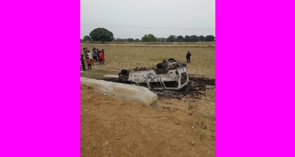 तस्करो के बीच वर्चस्व को लेकर मारपीट, जला दी बोलेरो गाड़ी