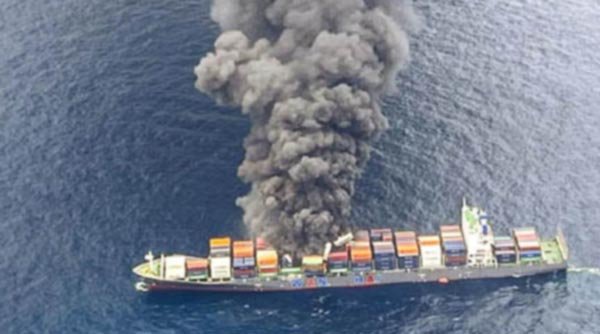 जलता हुआ सिंगापुरी कंटेनर जहाज केरल तट से दूर बहा, आईसीजी ने आग बुझाने के अभियान किया तेज
