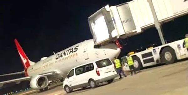 ऑस्ट्रेलिया के ब्रिसबेन हवाई अड्डे पर जेट ब्रिज से टकराया विमान