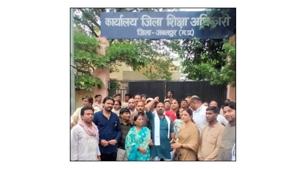 48 घंटे में DEO को हटाओ नहीं तो कलेक्टर कार्यालय का घेराव