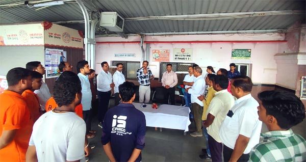 प्लेटफार्म एक पर टीबी मरीजों को खोजने शिविर