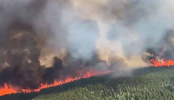 कनाडा: जंगल की आग के धुएँ के कारण शहरों में वायु की गुणवत्ता हुयी खराब