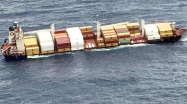 केरल :कोच्चि तट पर बहकर आए 54 कंटेनरों को निकालने का प्रयास जारी